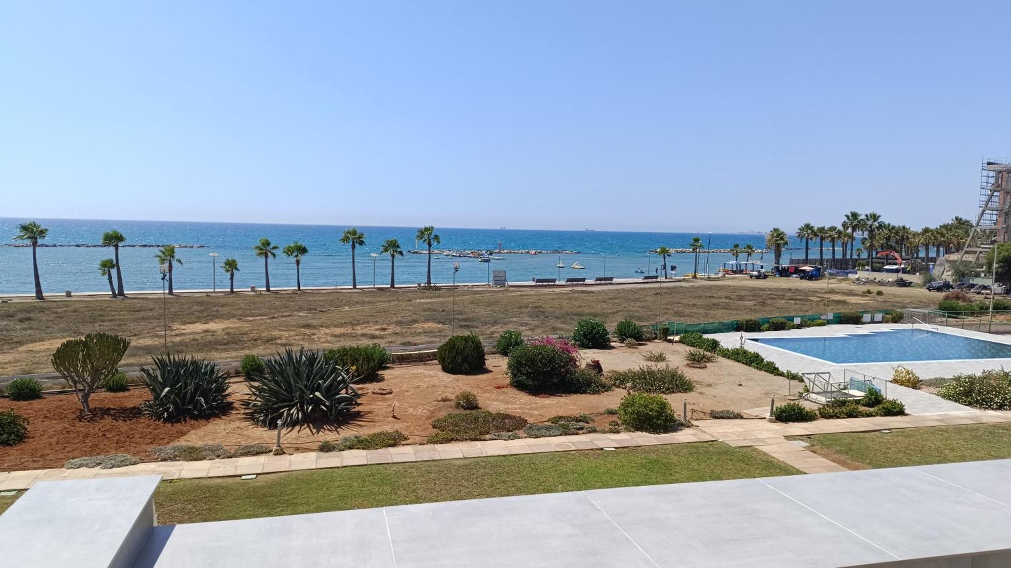 Julie'S Beach House Voroklini Bagian luar foto