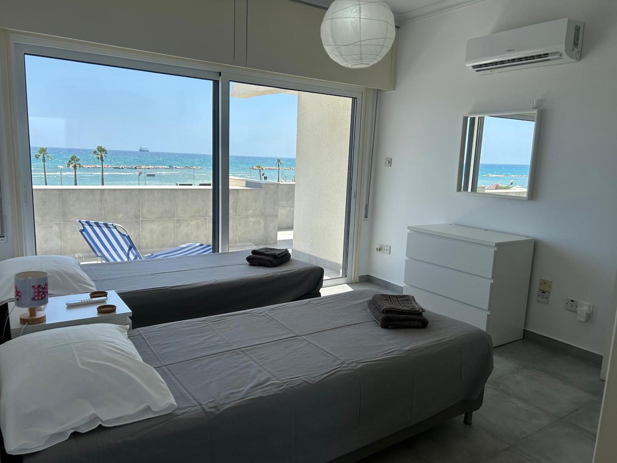 Julie'S Beach House Voroklini Bagian luar foto