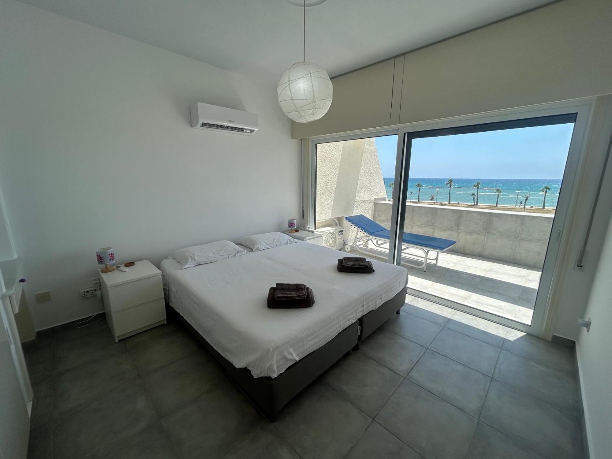 Julie'S Beach House Voroklini Bagian luar foto