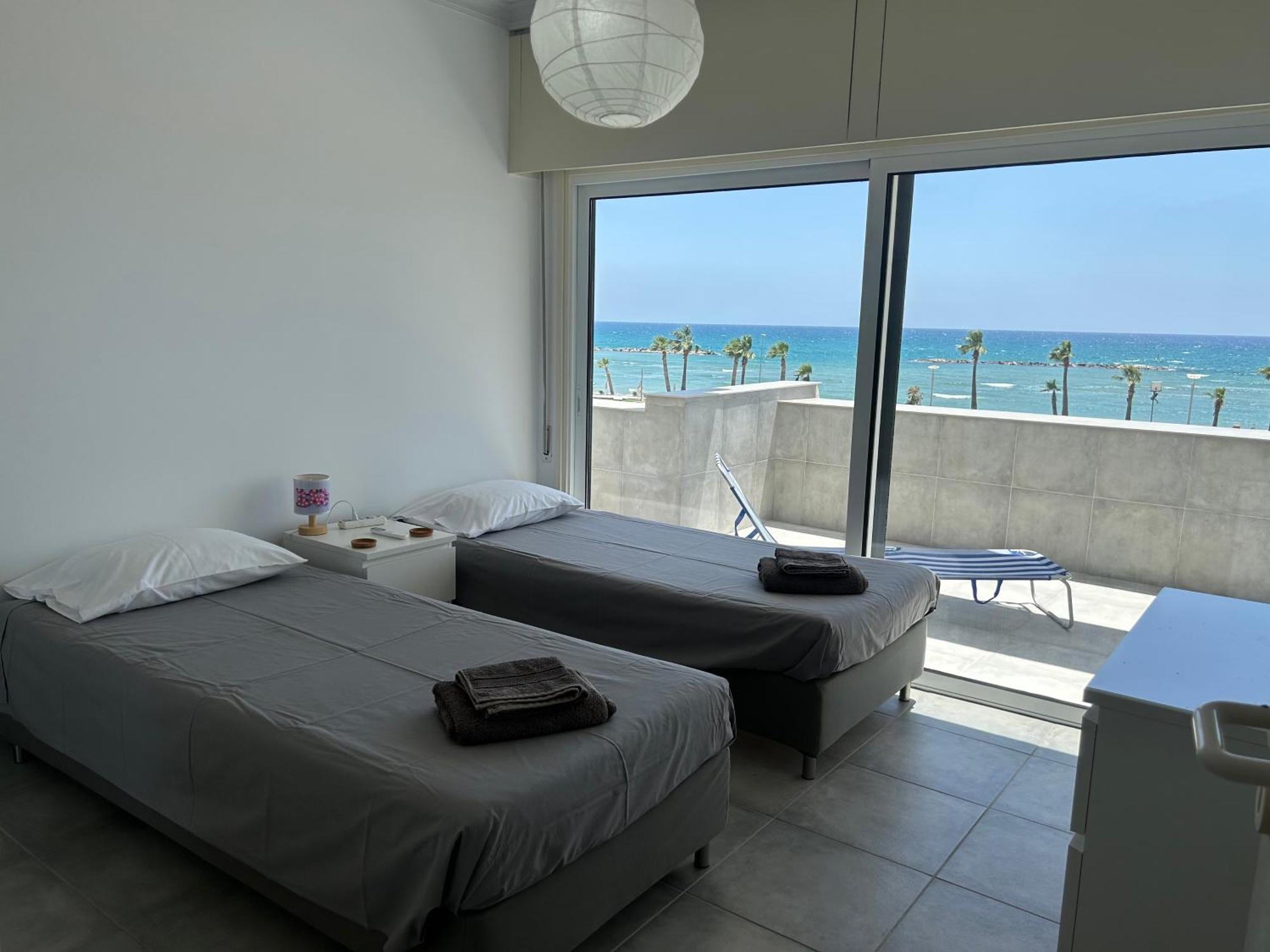 Julie'S Beach House Voroklini Bagian luar foto