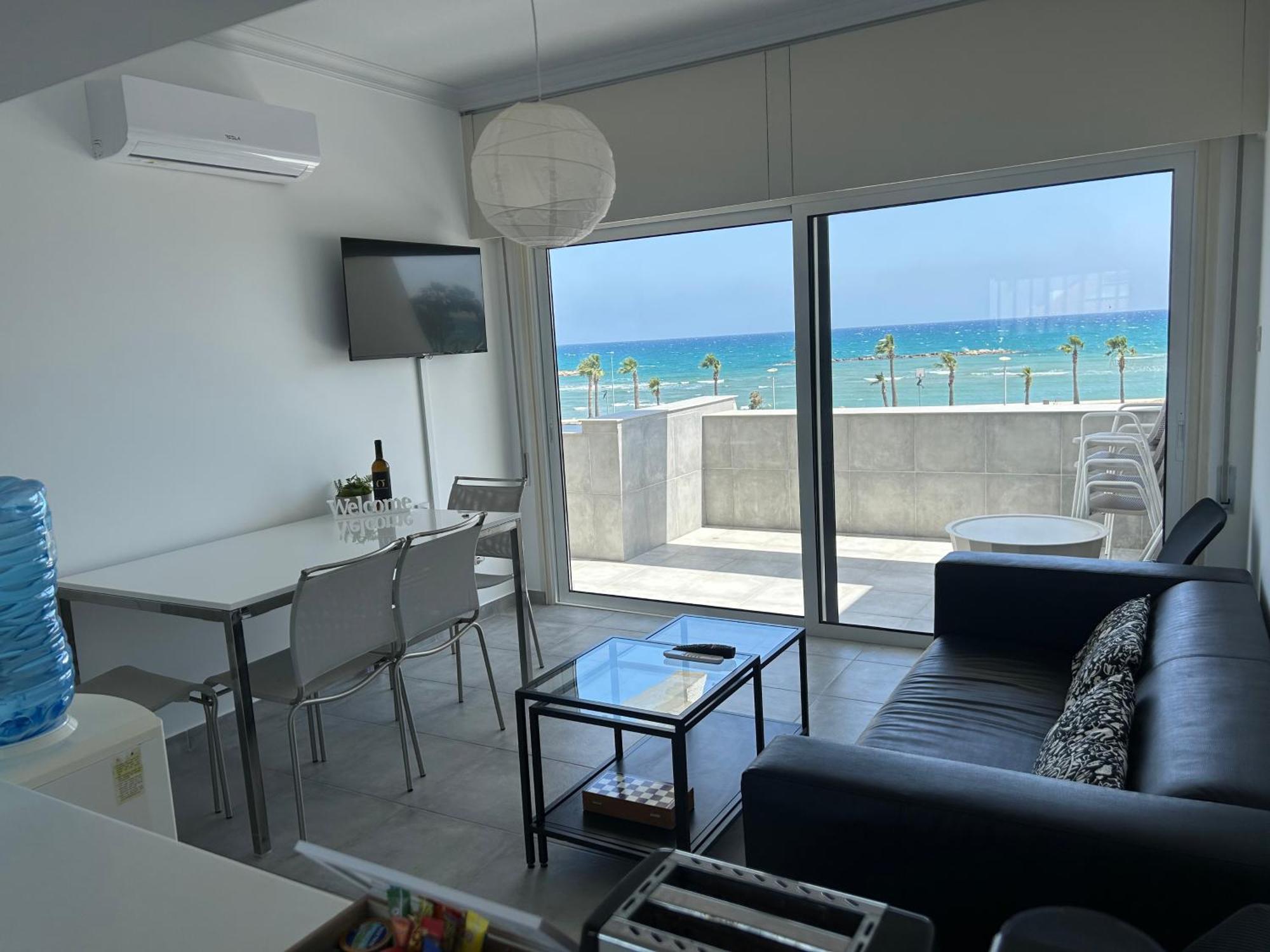 Julie'S Beach House Voroklini Bagian luar foto